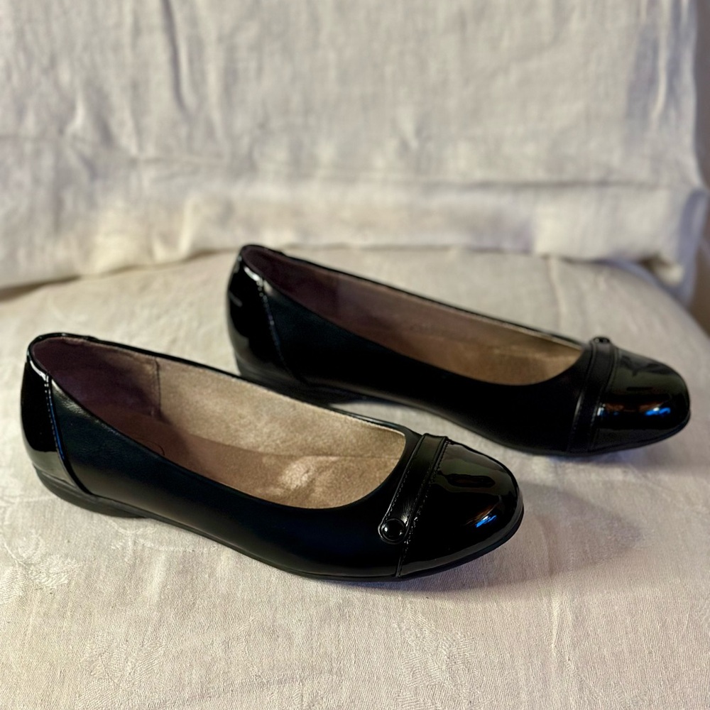 LifeStride Alchemy Patent Toe Flats Black (9W) — Worn 1x